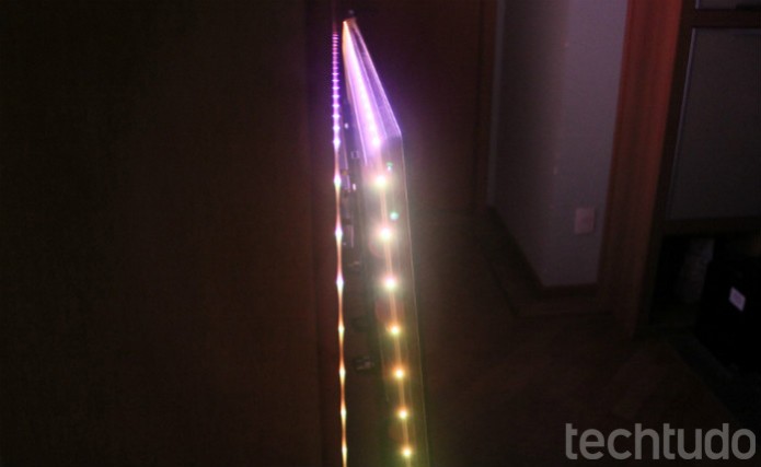 Os LEDs na parte de trás da tela estendem a cor dominante de cada feixe, criando um mar de corpo na parede (Foto: Renato Bazan/ TechTudo) Os LEDs na parte de trás da tela estendem a cor dominante de cada feixe, criando um mar de corpo na parede (Foto: Renato Bazan/ TechTudo)