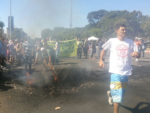 Protesto em frente Estádio Nacional de Brasília contra a Copa (Foto: Isabella Formiga/G1)