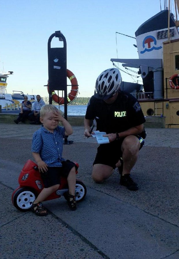 Policial simulou multar menino de trs anos no Canad (Foto: Reproduo/Twitter/Halifax_Police)