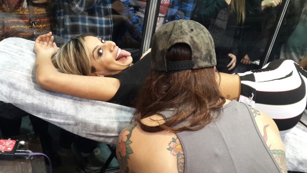 Vanessa, ex-bbb, se tatuando (Foto: Divulgação)