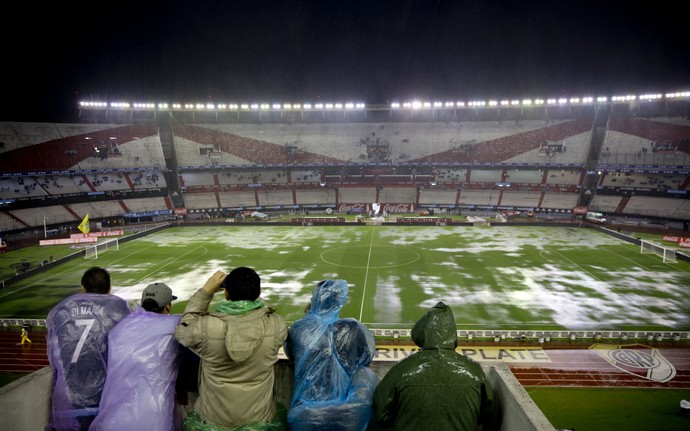 Argentina e Brasil adiado - Monumental de Nuñez (Foto: AP) Argentina e Brasil adiado - Monumental de Nuñez (Foto: AP)
