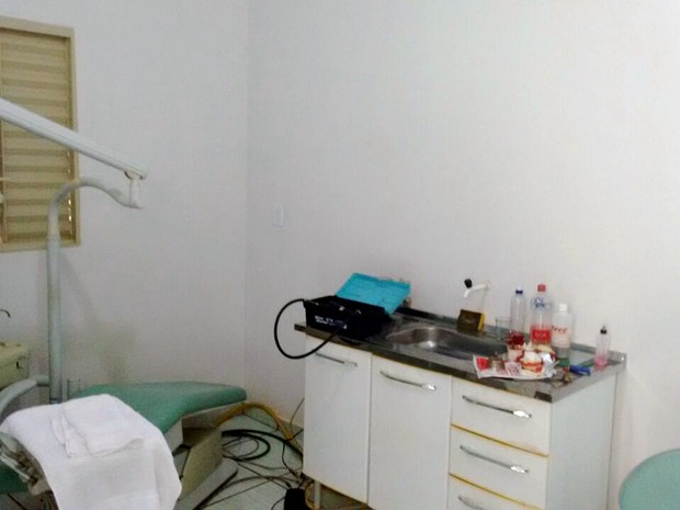 Falso dentista tinha equipamentos, cadeira e at dentes extrados no local (Foto: Divulgao/PM)