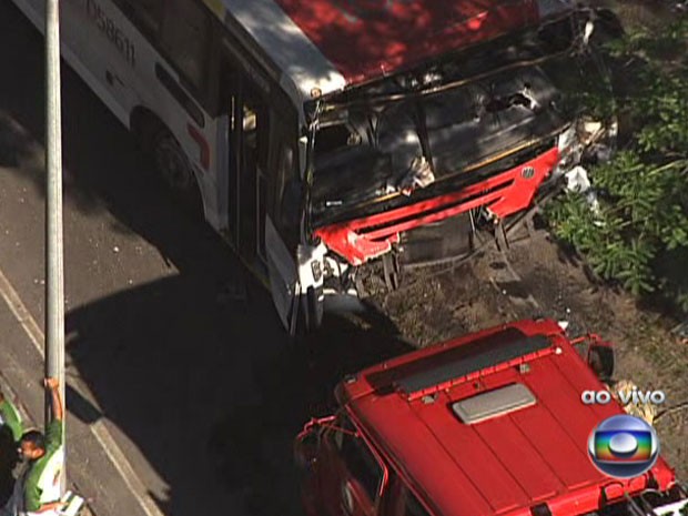 Bombeiros levaram os feridos para hospitais da região (Foto: Reprodução TV Globo) Bombeiros levaram os feridos para hospitais da região (Foto: Reprodução TV Globo)