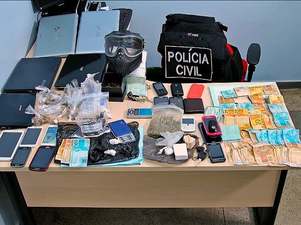 Droga,  R$ 7 mil, notebooks, balanças de precisão e 15 celulares foram apreendidos (Foto: Divulgação/Polícia Civil)