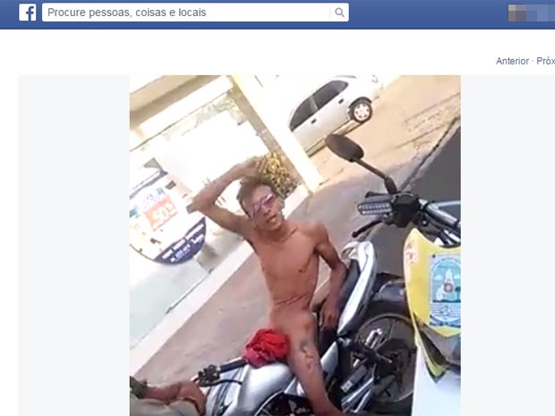 Homem pelado foi preso pela PM e levado para a Central de Flagrantes de Teresina (Foto: Reprodução/Facebook)