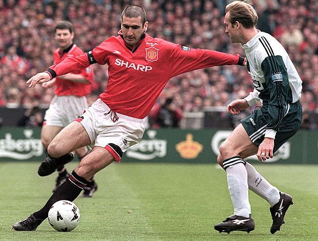 Cantona quando era atacante do Manchester United (Foto: AFP)