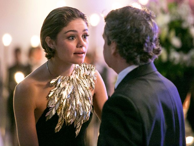 Alice tenta acalmar o namorado e diz que Murilo não importa mais (Foto: Isabella Pinheiro / Gshow)