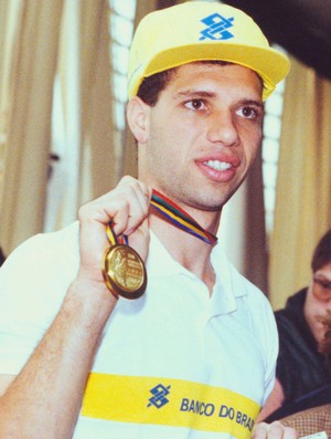 Marcelo Negrão com a medalha olímpica conquistada em 1992 (Foto: Agência Estado) - marcelonegrao-ae