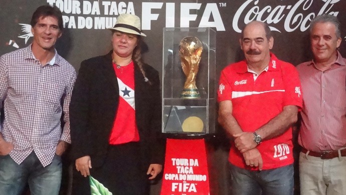 Personalidades paraenses, além de Charles Guerreiro e Rivelino, receberam o Tour da Taça em Belém (Foto: Gustavo Pêna)
