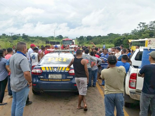 G1 Por Falta De ônibus Moradores Fecham Trecho De Rodovia No Acre Notícias Em Acre 9393