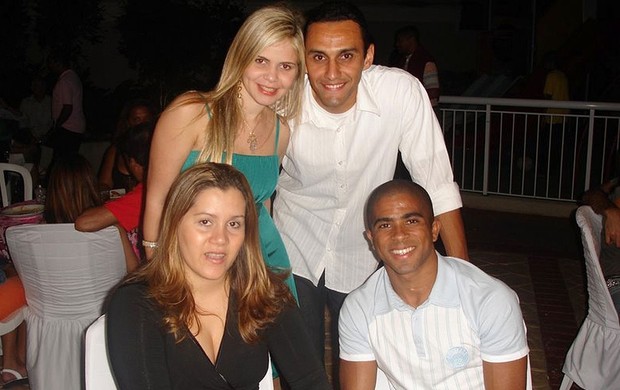 Rafael Marques, do Atlético-MG, e do Junior Cesar, com as esposas (Foto: Divulgação / SMG)
