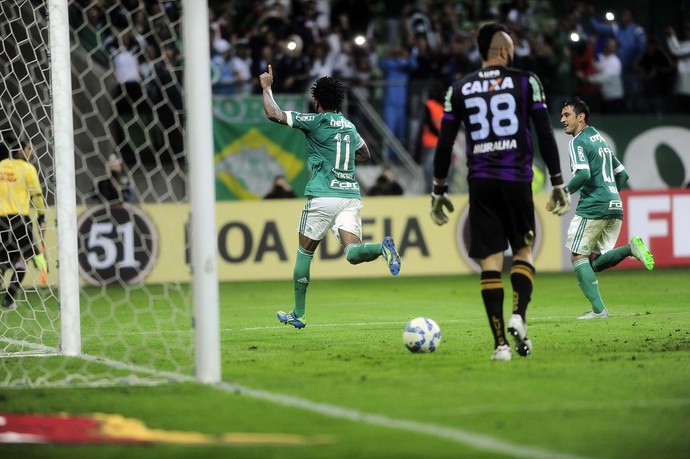 Bola parada e substituições acalmam torcida e findam jejum do Palmeiras