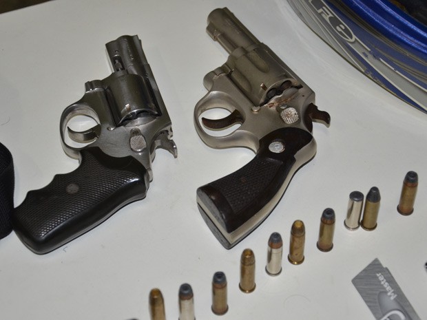 Com jovens foram apreendidos dois revólveres e várias munições usados para praticar assaltos, segundo a polícia (Foto: Walter Paparazzo/G1)