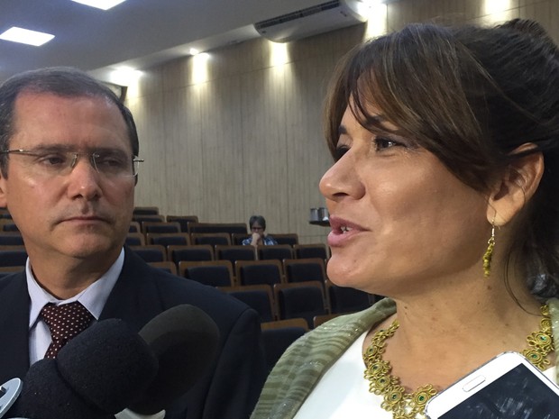 Secretária de Segurança, Márcia de Alencar, em entrevista ao lado do coordenador da comissão de segurança para os Jogos Olímpicos, Paulo Roberto Oliveira (Foto: Gabriel Luiz/G1) Secretária de Segurança, Márcia de Alencar, em entrevista ao lado do coordenador da comissão de segurança para os Jogos Olímpicos, Paulo Roberto Oliveira (Foto: Gabriel Luiz/G1)