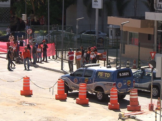 Ato da CUT em frente à sede da Petrobras em Salvador (Foto: Reprodução/TV Bahia)
