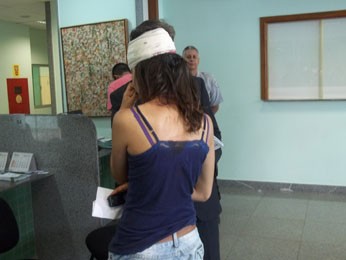 Manifestante ferida foi à 5ª delegacia de polícia registrar ocorrência  (Foto: Rafaela Céo/G1)