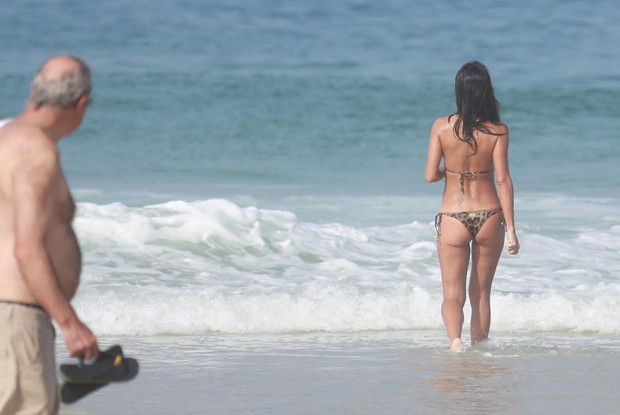 Anna Lima na praia da Barra da Tijuca, RJ (Foto: Dilson Silva / Agnews)