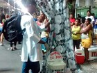 Banheiro ambulante 'só pipi' atrai olhares e alerta foliões contra multas