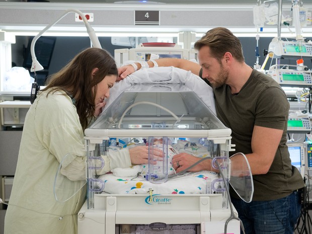 A imagem sem data mostra Daniele e Adam Busby, com uma das cinco bebês que nasceram no último dia 8 de abril. (Foto: Charles Falk/The Woman&#39;s Hospital of Texas/AP)