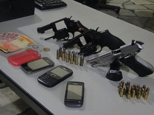 Armas e munições apreendidos em Jaguaré  (Foto: Divulgação/Polícia Militar )