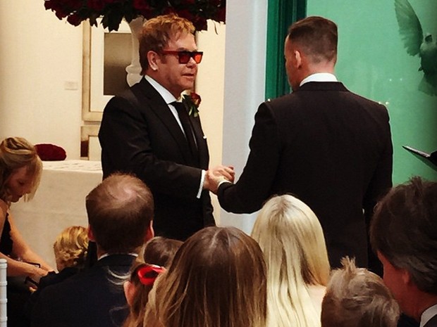 Elton John se casou neste domingo (21) com David Furnish (Foto: Reprodução / Instagram)