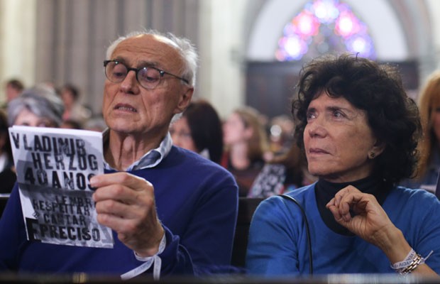 Clarice Herzog, viúva de Vlado, acompanha o ato ecumênico na Sé ao lado de Eduardo Suplicy (Foto: Tiago Queiroz/Estadão Conteúdo)