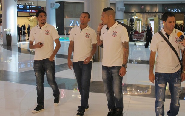 Jogadores do Corinthians no Dubai Mall, o maior shopping do mundo (Foto: Carlos Ferrari / Globoesporte.com)