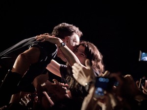 Bruce Springsteen beija fã durante seu show no Espaço das Amérias, em São Paulo, nesta quarta-feira (18) (Foto: Caio Kenji/G1)