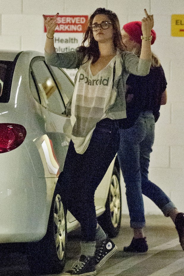  Kristen Stewart se irrita com paparazzo e faz gesto obsceno (Foto: Grosby Group)