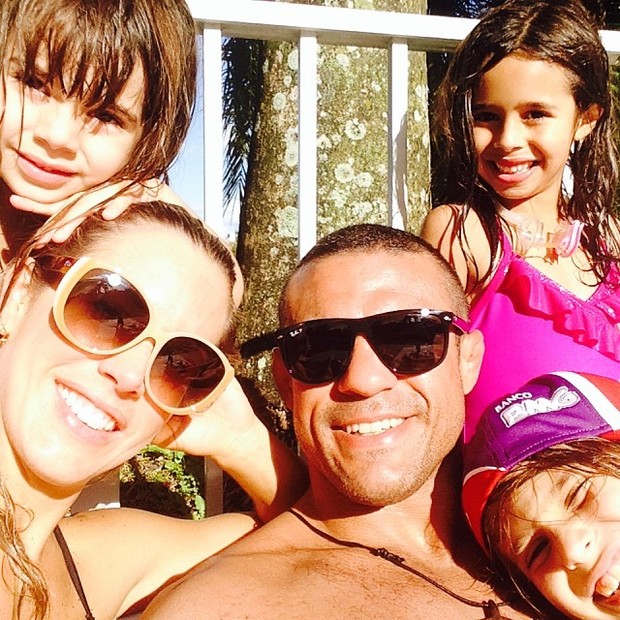 Vitor Belfort, Joana Prado e os filhos  (Foto: Reprodução/Instagram)
