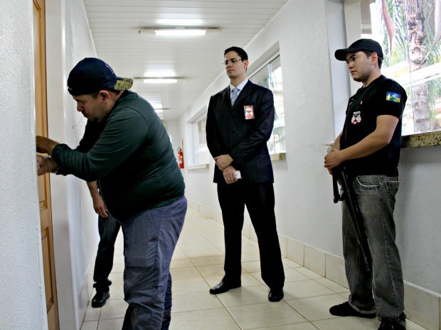 Policiais civis cumprem mandado de busca e apreensão no gabinete do deputado Jean de Oliveira (Foto: Halex Frederic/G1)