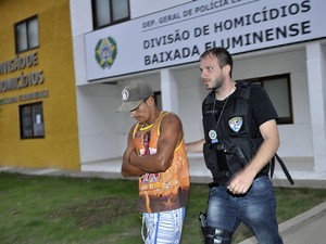 O caseiro e a esposa do coronel reformado Paulo Malhães prestam depoimento na Delegacia de Homicídios, em Belford Roxo (RJ), nesta sexta-feira (25). O coronel Paulo Malhães havia admitido na Comissão da Verdade que participava de torturas durante a Ditadu (Foto: ALEX VIPER/FUTURA PRESS/ESTADÃO CONTEÚDO)