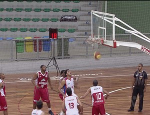 Equipe de basquete do Internacional de Regatas vence Osasco (Foto: Reprodução: Tv Tribuna)