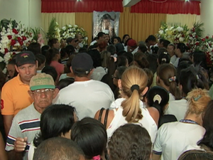 Muitas pessoas compareceram ao local para se despedir da advogada (Foto: Reprodução/TV Asa Branca)