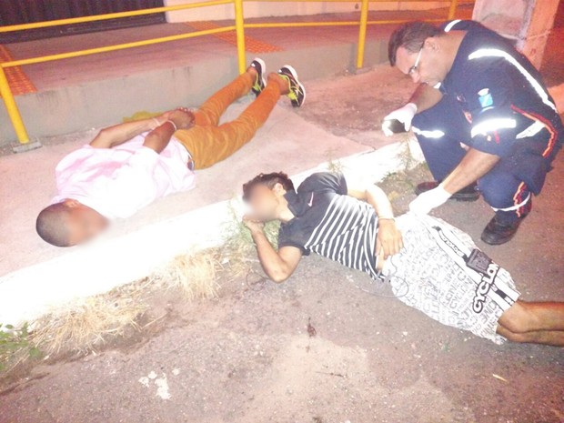 Suspeitos de assalto foram presos após confronto com policiais da Força Nacional; um deles, baleado, recebeu socorro do Samu  (Foto: Sesed/Divulgação)