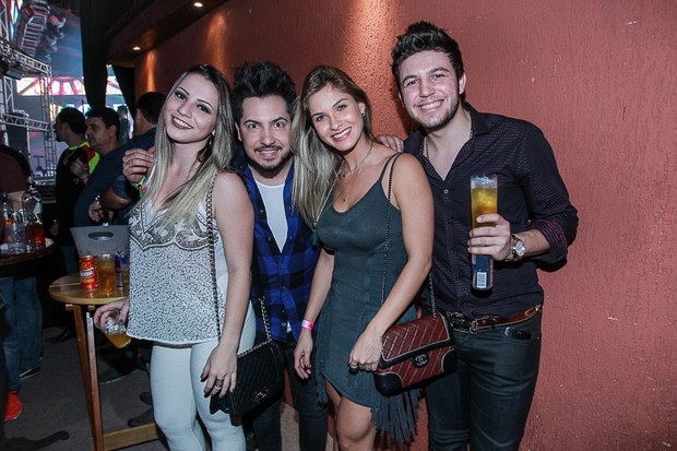 Andressa Suita com amigos durante show de Gusttavo Lima (Foto: Raphael Castello/AgNews)