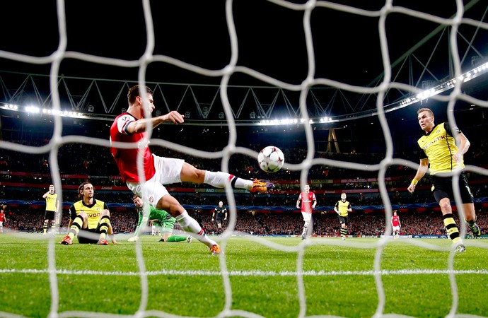  Olivier Giroud gol Arsenal contra Dortmund (Foto: Reuters)