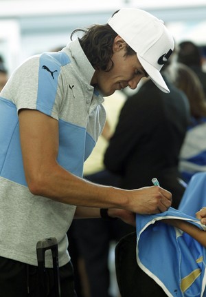 Cavani dá autógrafo no aeroporto de Carrasco na viagem da seleção do Uruguai (Foto: EFE/Raúl Martínez) Cavani dá autógrafo no aeroporto de Carrasco na viagem da seleção do Uruguai (Foto: EFE/Raúl Martínez)