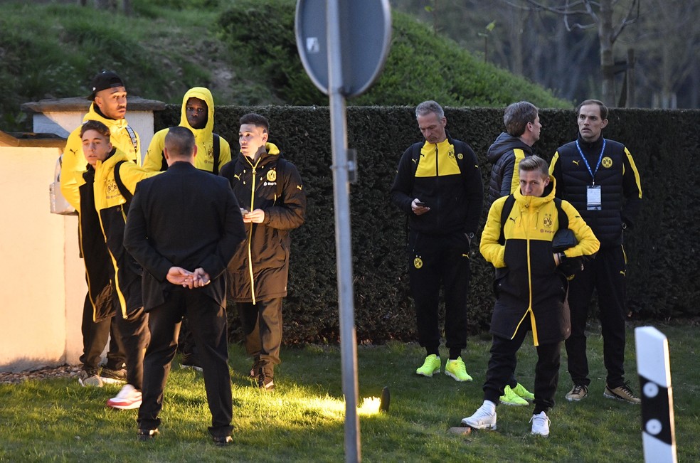 Jogadores e comissão técnica do Borussia Dortmund apreensivos em frente ao hotel depois de explosões (Foto: AP Photo/Martin Meissner)