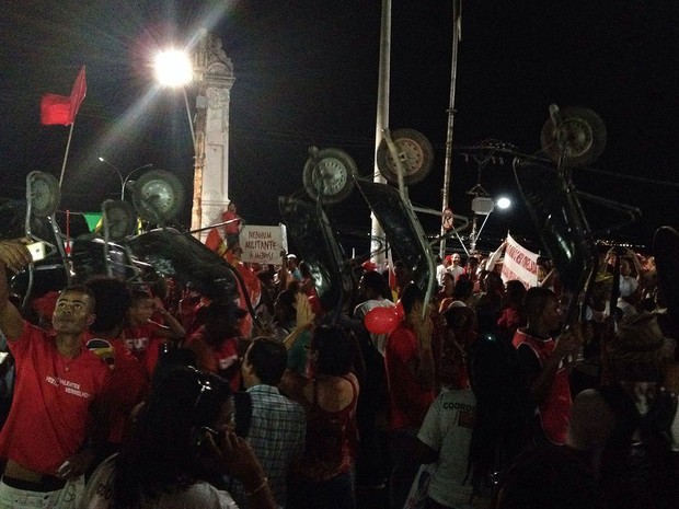 Manifestantes chegam até a Praça Castro Alves, em Salvador, Bahia  (Foto: Maiana Belo/ G1)