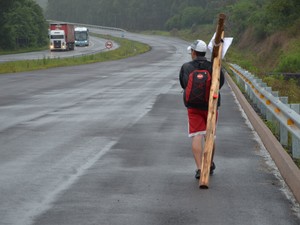 Servente de pedreiro caminha 122 km entre Lajeado e Porto Alegre com cruz nas costas (Foto: Rodrigo Martini/Jornal A Hora)