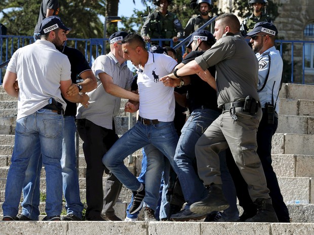 Policiais detém manifestante palestino durante confronto em Jerusalém, neste sábado (17) (Foto: REUTERS/Ammar Awad TPX IMAGES OF THE DAY) Policiais detém manifestante palestino durante confronto em Jerusalém, neste sábado (17) (Foto: REUTERS/Ammar Awad TPX IMAGES OF THE DAY)