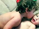Momento fofura! Priscila Pires posta vídeo dos filhos brincando juntos