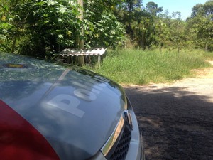 Corpo é encontrado com sinais de facadas em estrada de Taubaté (Foto: Rauston Naves/Rádio Metropolitana)