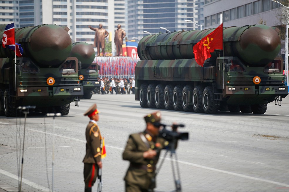 Os mísseis são conduzidos após passarem pelo estande com o líder norte-coreano Kim Jong Un e outros altos funcionários durante um desfile militar que marca o 105º aniversário de nascimento do pai fundador do país, Kim Il Sung, em Pyongyang, nesta sábado (15) (Foto: REUTERS/Damir Sagolj)