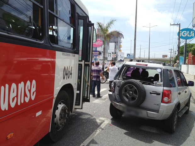 Ônibus colidiu na traseira de um carro de passeio e deixou trânsito lento no  Retão de Manaíra (Foto: Walter Paparazzo/G1)