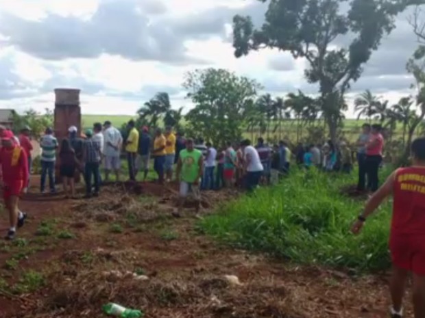 Corpo foi retirado de cisterna pelo Corpo de Bombeiros, em Goiás (Foto: Reprodução/TV Anhanguera)