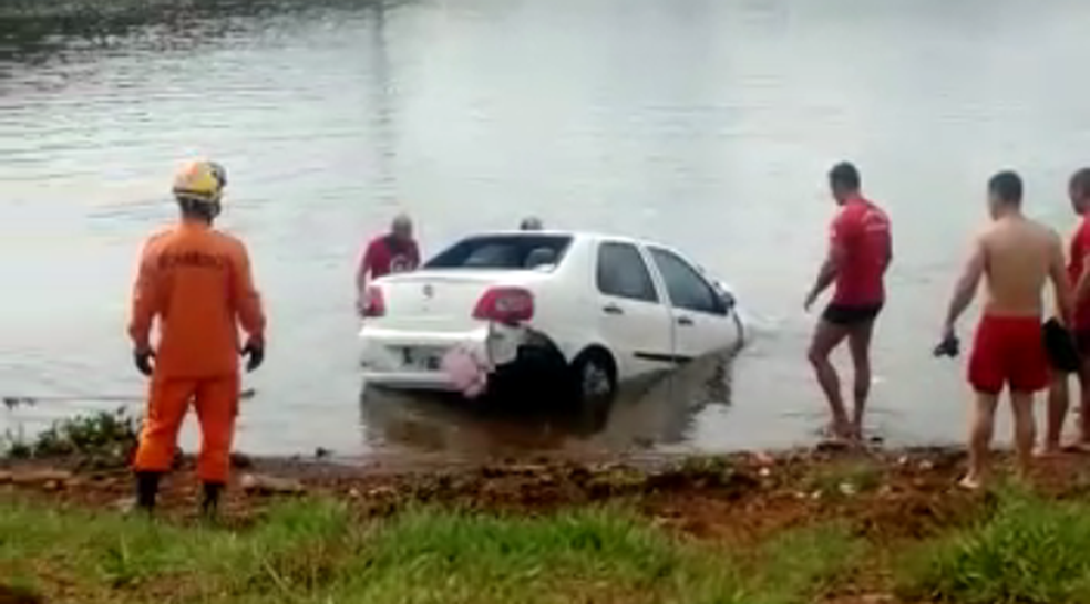 Carro sendo retirado de dentro do Lago Paranoá pelos Bombeiros. (Foto: Corpo de Bombeiros / Divulgação)