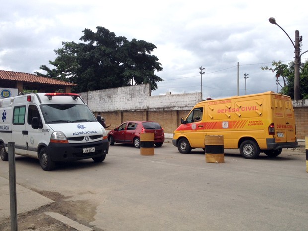 Carro da Defesa Civil chega ao Complexo de Gericinó, em Bangu, na Zona Oeste do Rio, na tarde desta segunda-feira (4) (Foto: Isabela Marinho/G1)