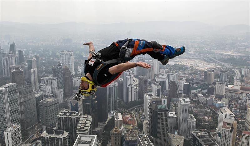 Atleta pula de deck de 300 metros de altura da Torre de Kuala Lumpur durante torneio de salto na Malásia